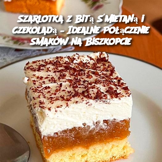 Szarlotka z Bitą Śmietaną i Czekoladą – Idealne Połączenie Smaków na Biszkopcie