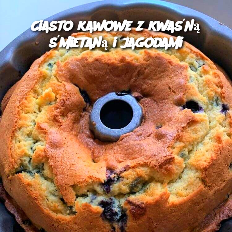 ☕ Ciasto Kawowe z Kwaśną Śmietaną i Jagodami – Wilgotne i Aromatyczne 🍰