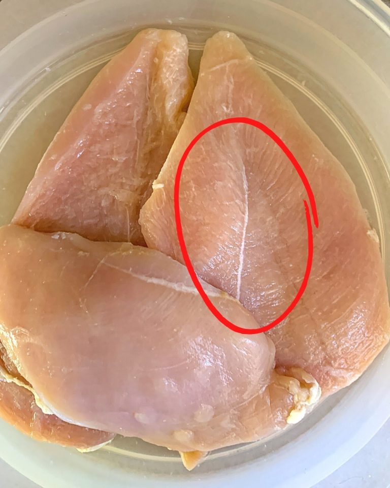 Co oznaczają te białe paski na piersi kurczaka?