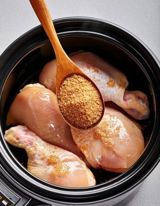 Wrzuć kurczaka i odrobinę brązowego cukru do wolnowaru, aby przygotować danie zupełnie jak to z ulubionego lokalu gastronomicznego.
