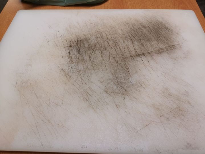 Jak skutecznie czyścić plastikowe deski do krojenia