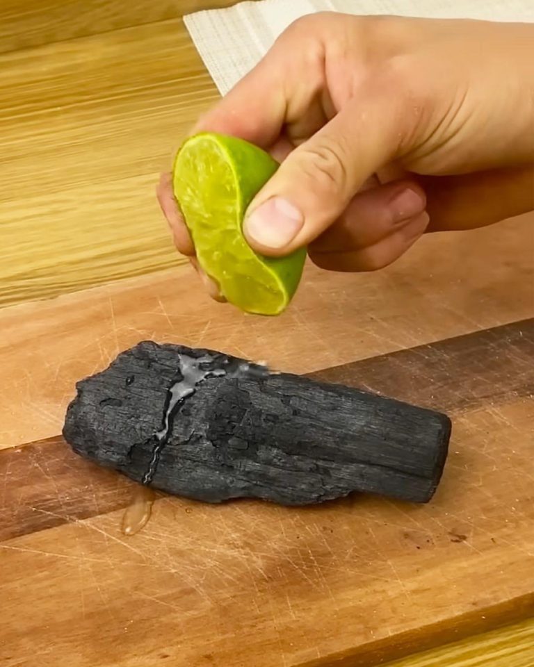 Magia soku z cytryny i węgla aktywnego: naturalne rozwiązania DIY dla skóry i zębów