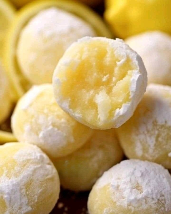 Łatwe trufle cytrynowe: słodkie, pikantne i idealne na każdą okazję 🍋  Trufle cytrynowe to idealne połączenie kremowej słodyczy i pikantnej kwaskowatości. Niezależnie od tego, czy szukasz szybkiego przysmaku do podzielenia się, deseru godnego prezentu, czy deseru do samodzielnego delektowania się, te pyszne trufle cytrynowe są pozycją obowiązkową! A co najlepsze? Nie wymagają pieczenia! Oto prosty przepis na te żywe, rozpływające się w ustach przysmaki.  Składniki Do mieszanki truflowej:  1 szklanka białych kawałków czekolady 1/4 szklanki śmietanki kremówki 2 łyżki masła solonego 2 łyżeczki świeżego soku z cytryny Skórka z 2 cytryn 2 szklanki cukru pudru Żółty barwnik spożywczy (opcjonalnie) Do powlekania:  Dodatkowy cukier puder do posypania Instrukcje Aby zobaczyć pełne instrukcje dotyczące gotowania, przejdź do następnej strony lub otwórz przycisk (>)