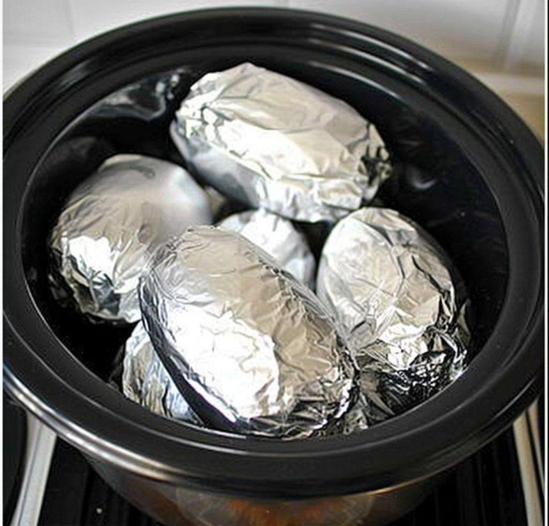 Zawiń ziemniaki w folię aluminiową i włóż do garnka. Ciesz się tym zachwycającym efektem