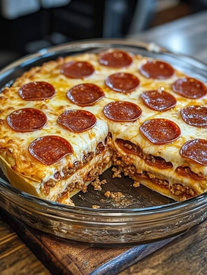 Przenieś swój wieczór z pizzą na nowy poziom z tą potrójną pizzą, która zachwyci wszystkich.