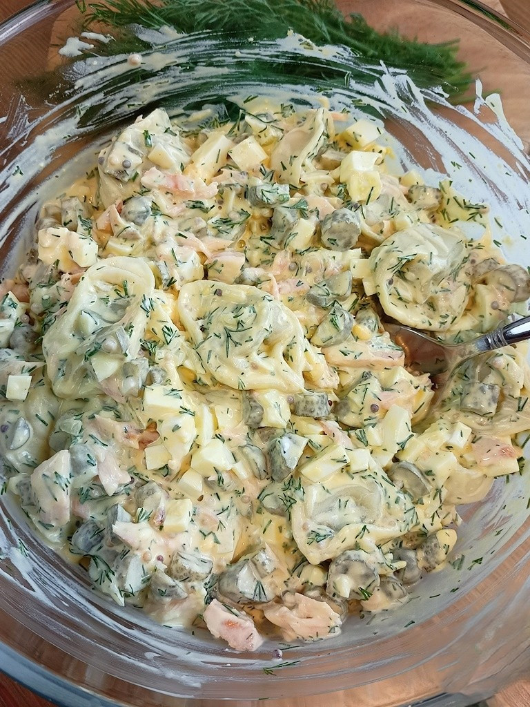 Ekspresowa sałatka z tortellini Jeżeli lubisz sałatki makaronowe, to koniecznie wypróbuj ten przepis!  Baaaaardzo dobra i szybka sałatka, naprawdę polecam. Przepis dostałam od koleżanki i gdy zrobiłam tę sałatkę pierwszy raz byłam zaskoczona, że jest tak pyszna. U nas sprawdza się na każdych imprezach i rodzinnych spotkaniach.  Składniki:  zobacz więcej na następnej stronie Reklama