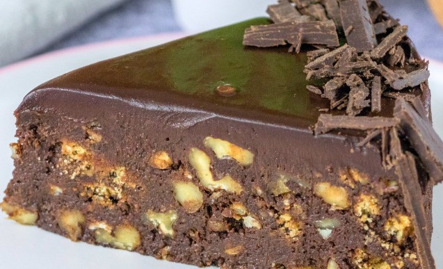 Ciasto bez pieczenia z ciasteczkami – Przepis na szybki, pyszny deser idealny na każde przyjęcie!